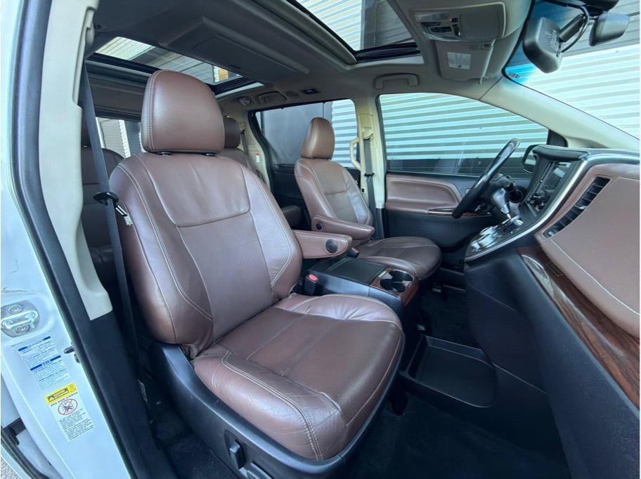 Used 2017 Toyota Sienna Limited Premium AWD/4WD image 4