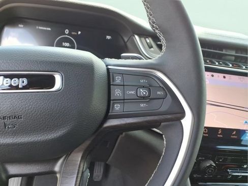 Used 2025 Jeep Grand Cherokee Limited AWD/4WD image 25