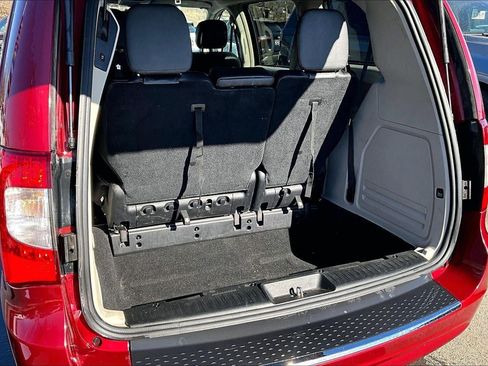Used 2016 Chrysler Town & Country Touring image 4