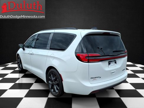 Used 2025 Chrysler Pacifica Limited FWD image 3