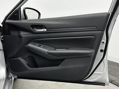 Used 2025 Nissan Altima 2.5 SV image 31