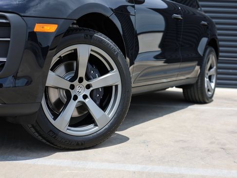 Certified 2025 Porsche Macan image 12