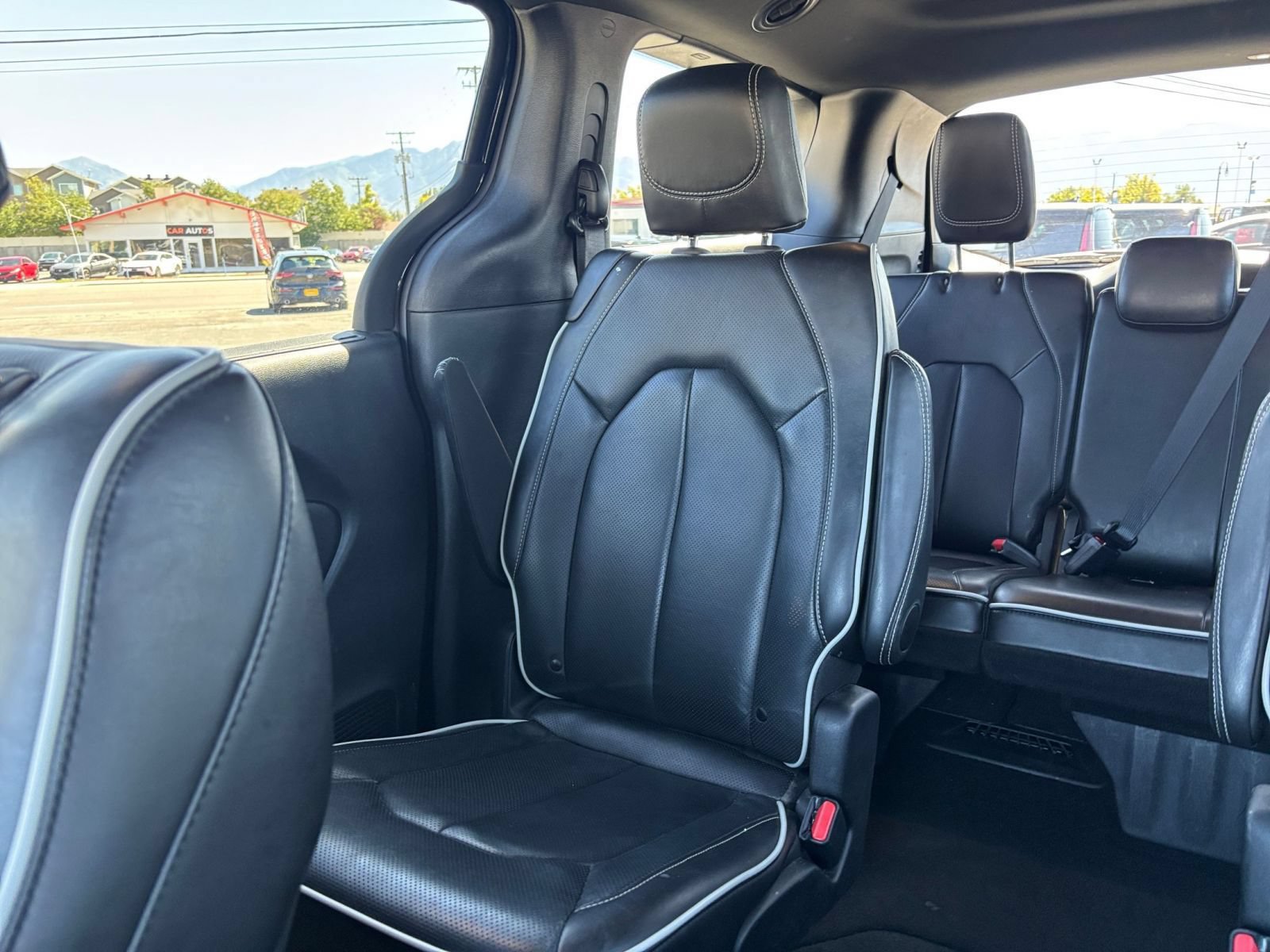 Used 2025 Chrysler Pacifica Limited FWD image 43