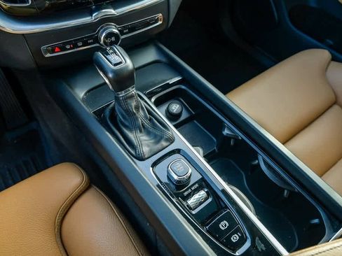 Used 2019 Volvo XC60 T6 Momentum w/ Advanced Package image 22