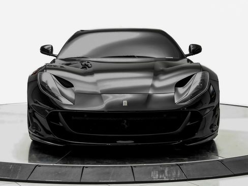 Used 2019 Ferrari 812 Superfast RWD image 2