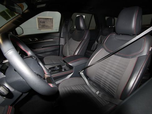 Used 2025 Ford Explorer ST-Line image 4