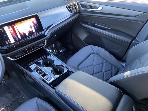 Used 2025 Volkswagen Atlas Cross Sport SE image 17