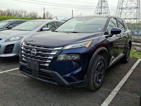 Used 2024 Nissan Rogue SV AWD/4WD image 3