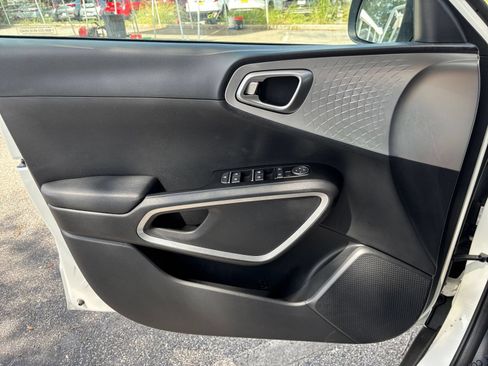 Used 2025 Kia Soul LX w/ LX Technology Package FWD image 18