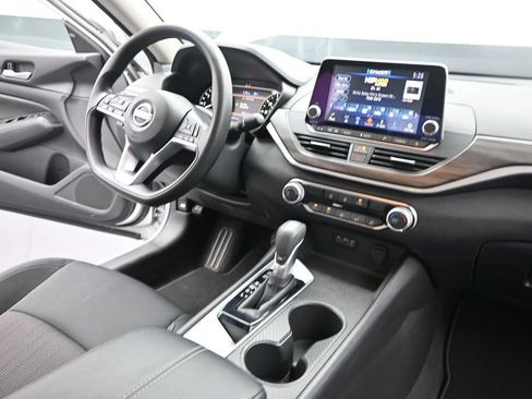 Used 2025 Nissan Altima 2.5 SV FWD image 30