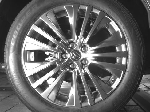 Used 2021 Toyota Venza Limited w/ Carpet Mat Package (TMS) AWD/4WD image 12