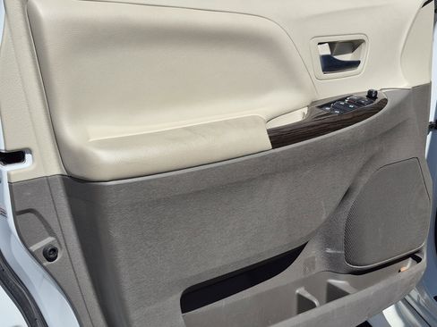 Used 2020 Toyota Sienna XLE w/ XLE Navigation Package image 14