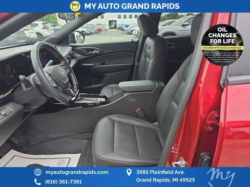 Used 2025 Chevrolet Trax RS FWD image 9
