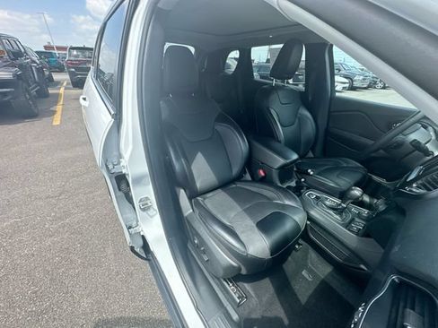 Used 2022 Jeep Cherokee Latitude Lux w/ Sun & Sound Group AWD/4WD image 26