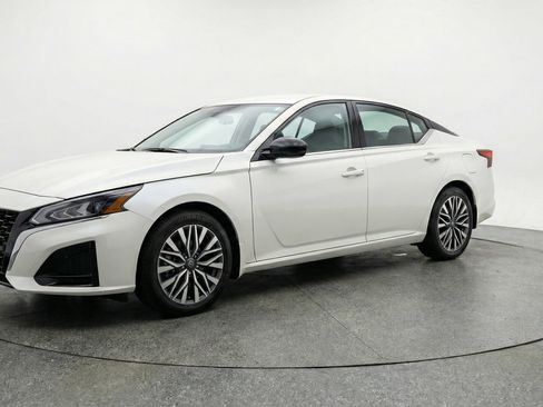 Used 2025 Nissan Altima 2.5 SV FWD image 3