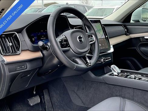 Certified 2025 Volvo XC90 T8 Plus w/ Protection Package Premier image 18