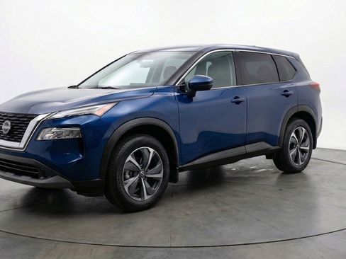 Used 2025 Nissan Rogue SV image 3