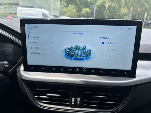 New 2025 Ford Escape SE image 25