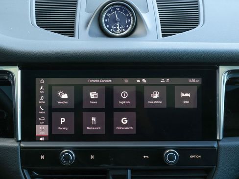 Certified 2025 Porsche Macan image 33