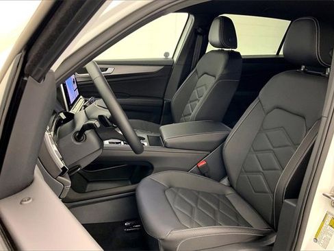 Used 2025 Volkswagen Atlas Cross Sport SE image 24