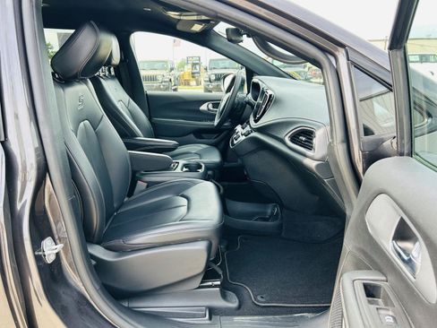 Used 2023 Chrysler Pacifica Touring-L w/ S Appearance Package FWD image 33