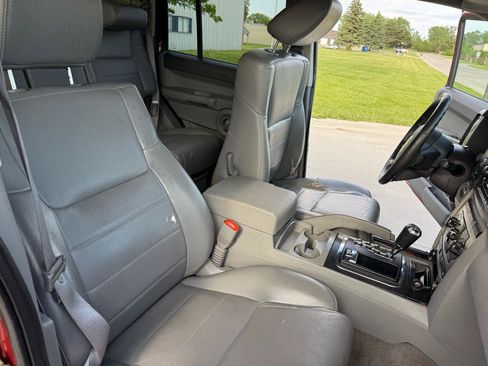 Used 2007 Jeep Commander Sport AWD/4WD image 29