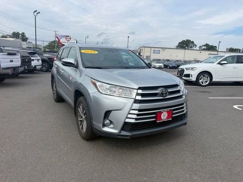 Used 2019 Toyota Highlander XLE AWD/4WD image 4