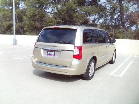 Used 2012 Chrysler Town & Country Touring-L w/ Entertainment Group #2 image 5