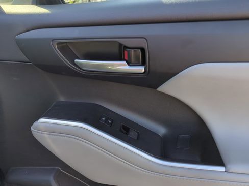 Used 2023 Toyota Highlander XLE image 28