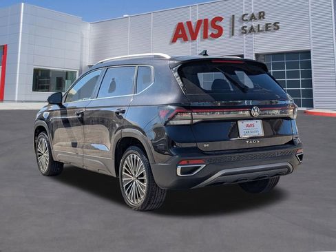 Used 2025 Volkswagen Taos SE image 3
