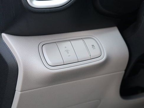 Used 2025 Hyundai Venue SEL image 14