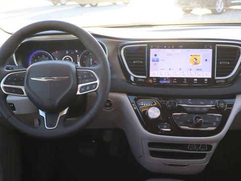 Used 2024 Chrysler Pacifica Touring-L image 16