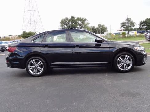 Used 2024 Volkswagen Jetta SE image 4