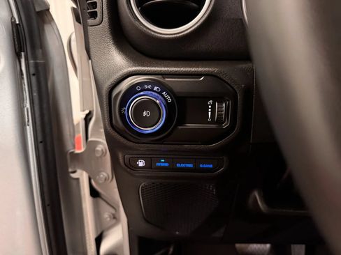 Used 2023 Jeep Wrangler Unlimited Sahara AWD/4WD image 24