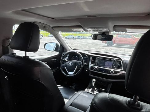 Used 2019 Toyota Highlander Limited FWD image 29