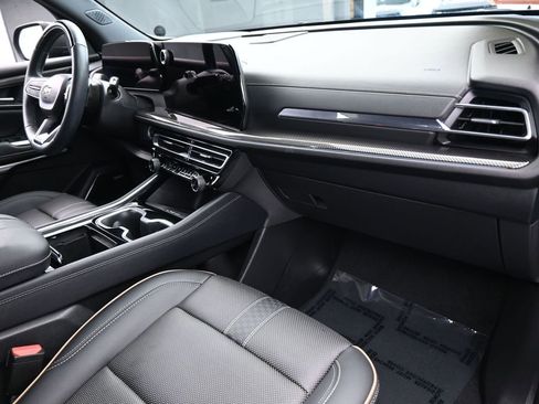 Used 2025 Chevrolet Traverse High Country FWD image 54