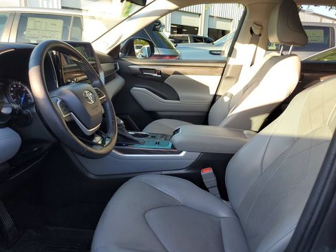 Used 2022 Toyota Highlander Platinum FWD image 19