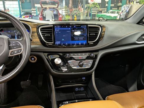 Used 2021 Chrysler Pacifica Pinnacle AWD/4WD image 13