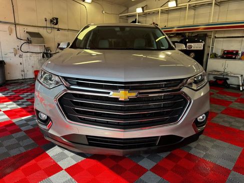 Used 2021 Chevrolet Traverse LT image 2