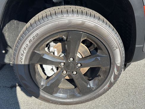 New 2025 Jeep Grand Cherokee Limited w/ Black Appearance Package image 9