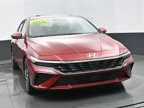 Used 2025 Hyundai Elantra Limited image 3