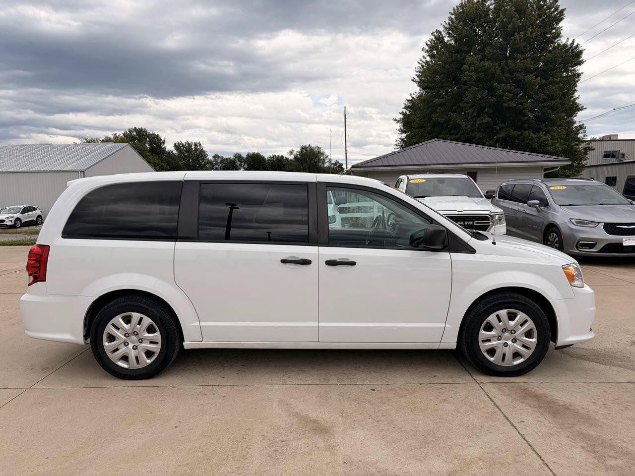 Used 2020 Dodge Grand Caravan SE w/ Rear Park Assist Package FWD image 4