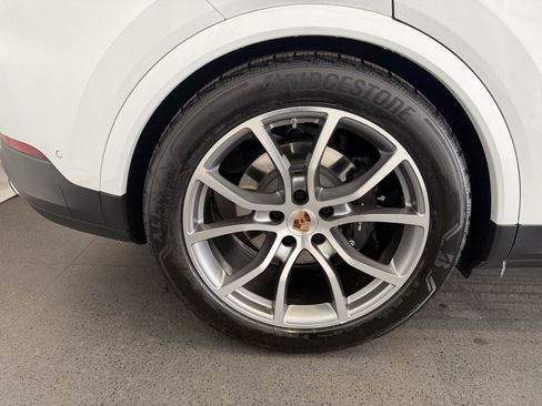 Certified 2025 Porsche Cayenne Coupe image 12