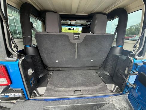 Used 2015 Jeep Wrangler Rubicon w/ Power Convenience Group AWD/4WD image 15