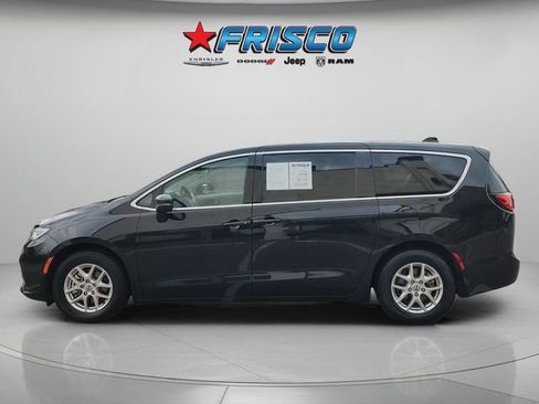 Used 2023 Chrysler Pacifica Touring-L FWD image 4