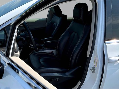 Used 2024 Chrysler Pacifica Touring-L FWD image 24
