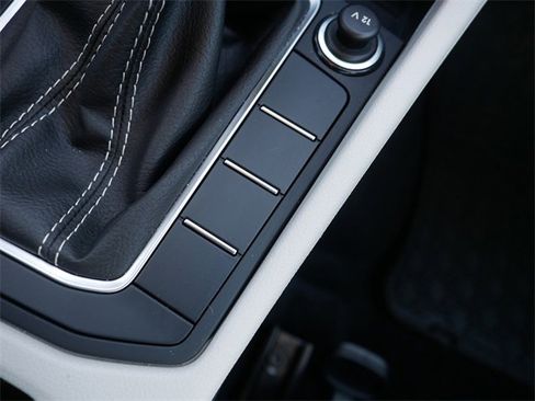 Certified 2025 Volkswagen Jetta SE image 30