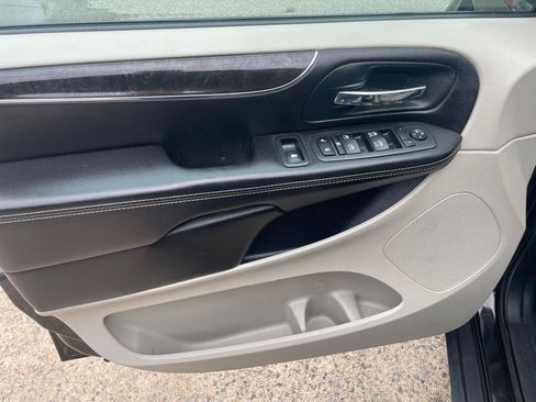 Used 2013 Chrysler Town & Country Touring-L w/ Entertainment Group #2 FWD image 36