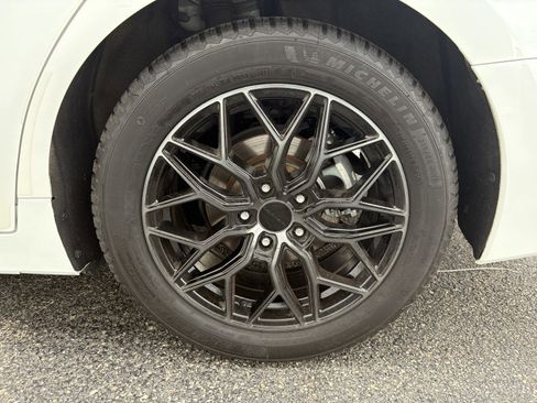 Used 2021 Toyota Avalon XLE FWD image 25