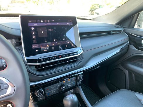 Used 2025 Jeep Compass Trailhawk image 18